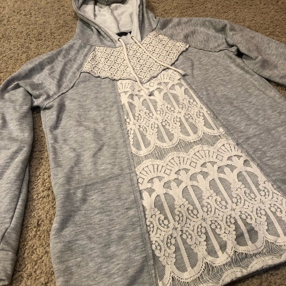 Hannah Sweaters - Brand: Hannah. Tunic style sweater. Lace details.